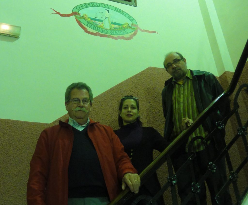 D'esquerra a dreta, Dionisio de la Varga, Alícia Gonzàlez i Xavier Plana a les instal·lacions de la Cooperativa Obrera