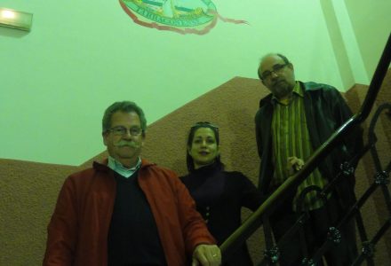 D'esquerra a dreta, Dionisio de la Varga, Alícia Gonzàlez i Xavier Plana a les instal·lacions de la Cooperativa Obrera