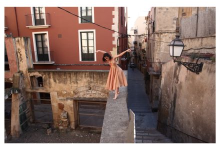 Imatge preparatòria del projecte Crossing Limits, d'Andrea Eidenhammer, amb la ballarina Emma Garau ballant pels carrers de la Part Alta