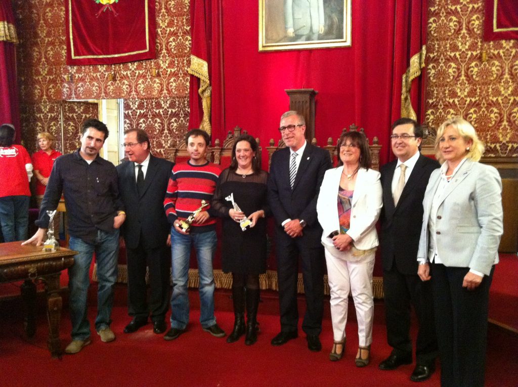 Fotografia de família dels guardonats amb Premis Literaris Ciutat de Tarragona i els organitzadors