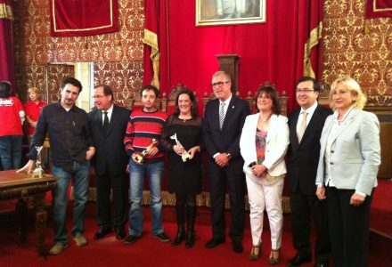 Fotografia de família dels guardonats amb Premis Literaris Ciutat de Tarragona i els organitzadors