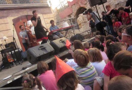 Les Tecletes organitzen cada any per Santa Tecla un concert infantil. El 2011 els protagonistes van ser anna roig i l'ombre de ton chien