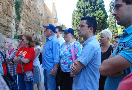 Els Amics de la Cultura al passeig Arqueològic, en una de les explicacions de la visita "Llegendes de Tarragona"