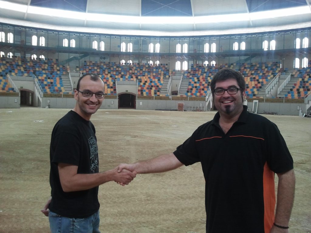 Jordi Andreu (esquerre) i Jordi Crespo es donen la mà en una imatge recent a l'interior de la Tarraco Arena Plaça