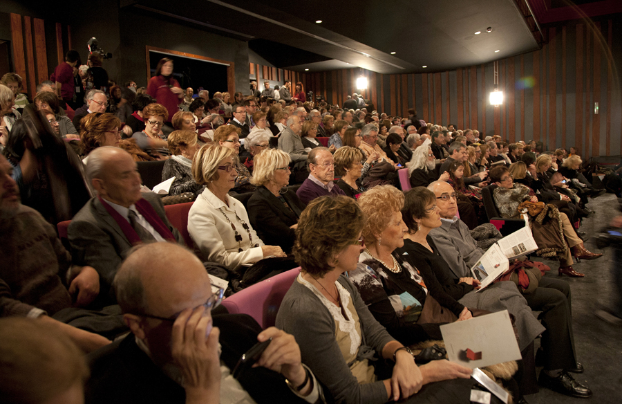 La platea del Teatre Tarragona plena instants abans de començar l'espectacle inaugural de l'equipament.jpg