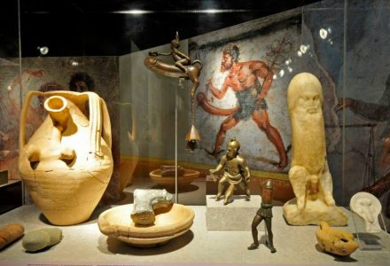 Diferents objectes que formen part de l'exposició El sexe a l'època dels romans. Foto MNAT
