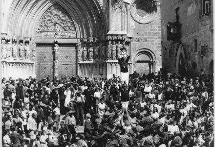 Xiquets de Tarragona baixant el pilar de quatre caminant el dia de la Mercè de 1939. Foto: Vallvé