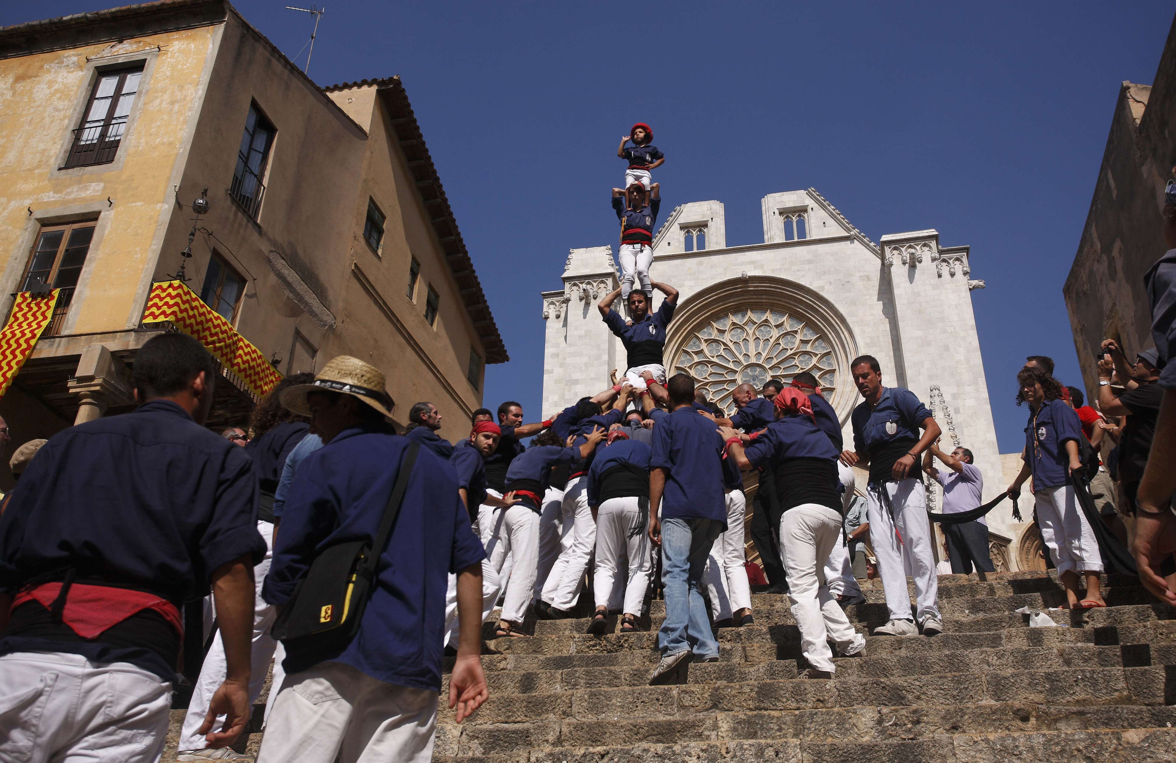 Els Xiquets del Serrallo baixant el pilar de la Mercè l'any 2009. Foto Montse Riera