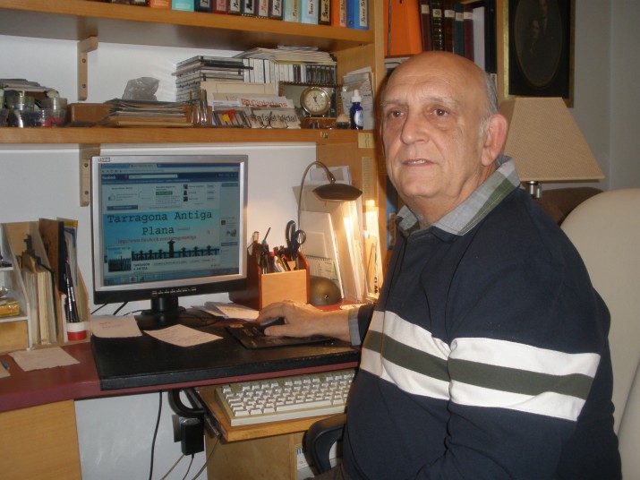 Rafael Vidal amb el seu ordinador, des d’on manté activa cada dia la pàgina de Facebook, Tarragona antiga