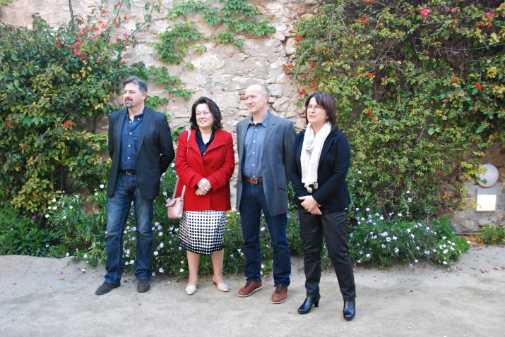 Els guanyadors del premis lietaris de 2013 al jardí del Metropol amb la regidora Carme Crespo, a la dreta. Foto Teresa León