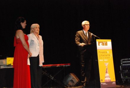 Acte de lliurament dels Premis Literaris Ciutat de Tarragona 2013 amb l’alcalde, Josep Fèlix Ballesteros i la president d’Òmnium Cultural, Rosa Mª Codines. Foto Teresa León