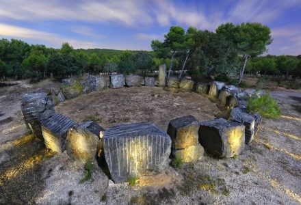 Anell de pedra a la Comella. Foto de Lluís Vives