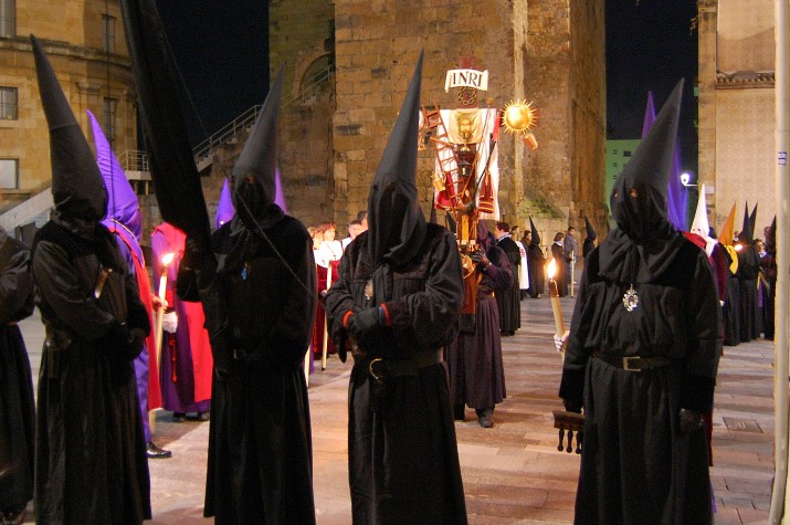 Penitents amb la Creu dels Improperis, a la Setmana Santa tarragonina. Foto Carme Ribes