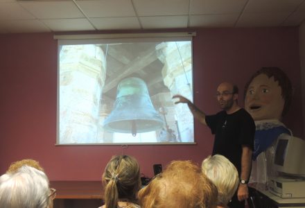 Jesús Martínez impartint, el passat dimecres, la conferència al local de l’Associació de Veïns de Maria Cristina. Foto Enric Garcia Jardí.