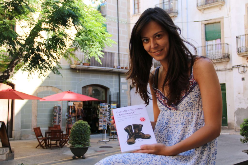 Ana María Caballero amb el seu llibre