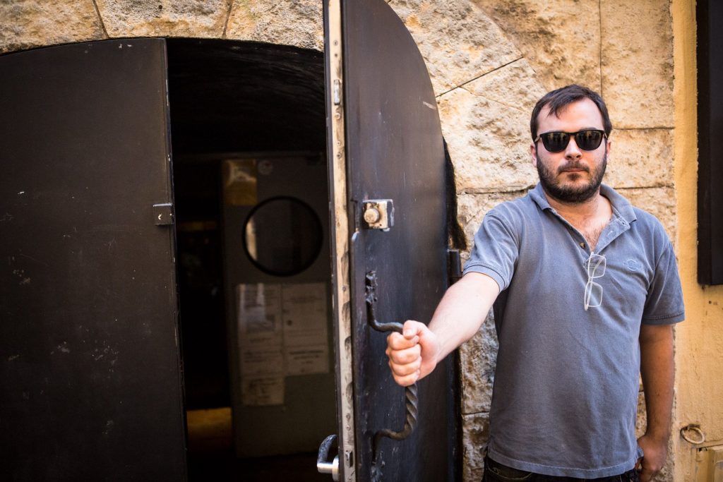 Jordi Viñolas a la porta del Cau. Foto David Oliete.