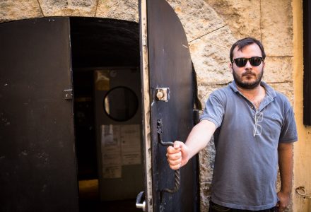 Jordi Viñolas a la porta del Cau. Foto David Oliete.