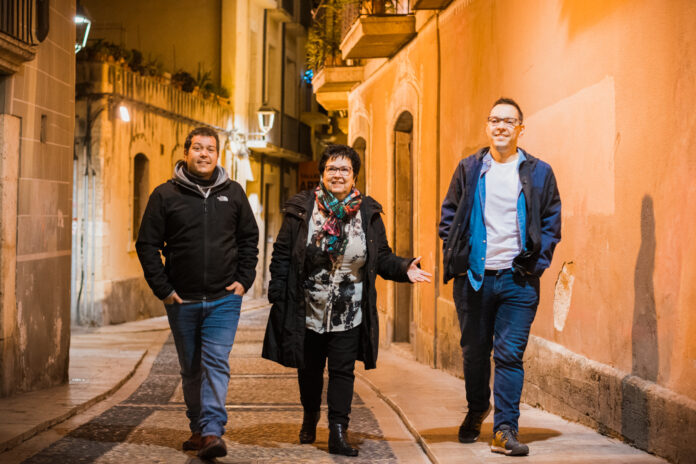 Trobada de Jaume Guasch, Rosa Llorach i Sergi Guasch al carrer Cavallers de la ciutat. És difícil que tots tres membres de la família Guasch Llorach coincideixin a Tarragona. Foto: Marc Colilla.