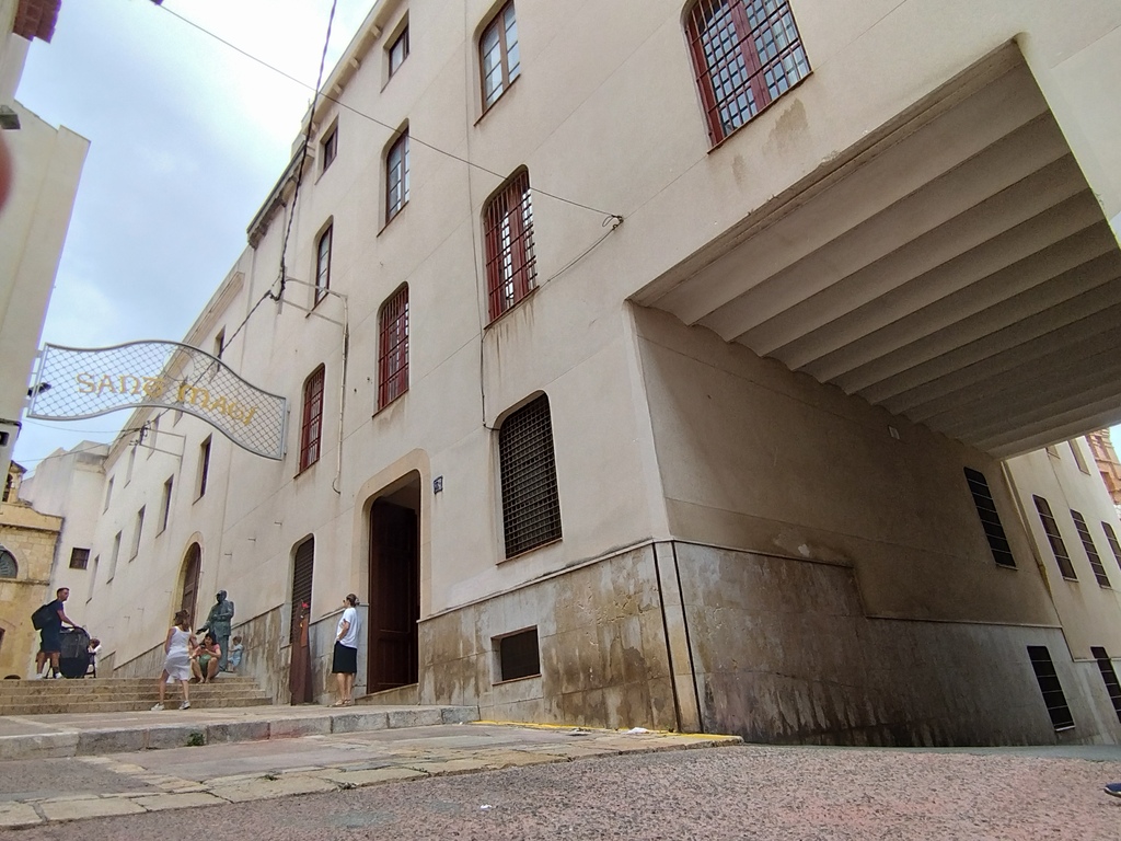 El convent de les Oblates es troba situat al portal del Carro, a la Part Alta de la ciutat