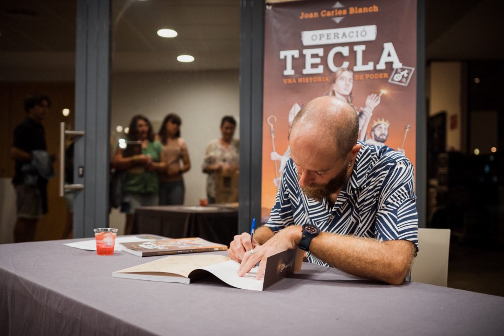Joan Carles Blanch signant llibres d'Operació Tecla