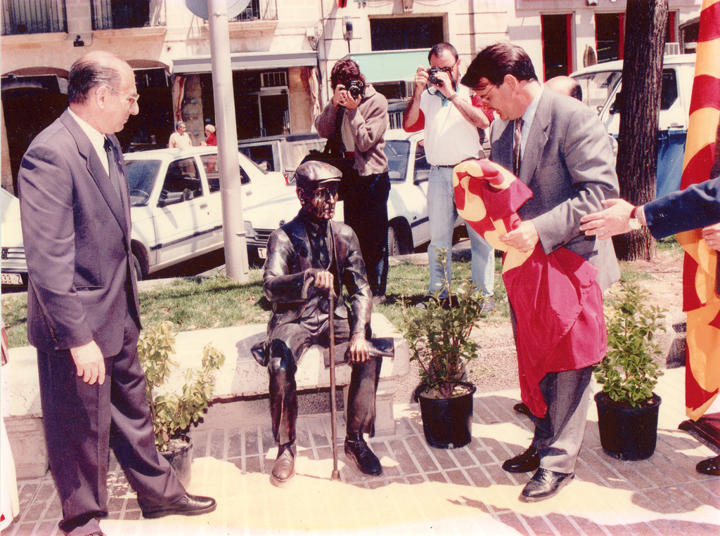 Inauguració de l’escultura en presència de l’alcalde Joan Miquel Nadal i Josep Virgili Sastre, fill de l’avi Virgili